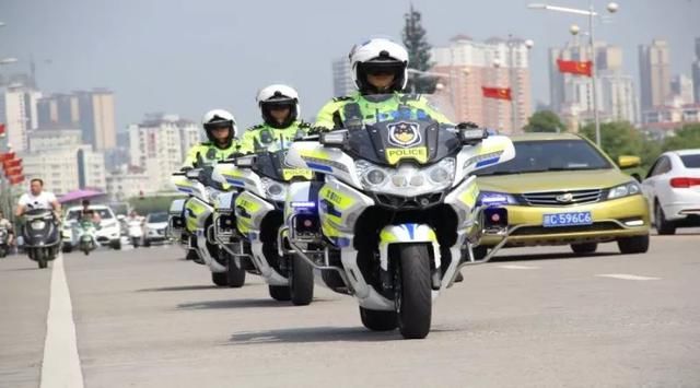 向党献礼 忠诚保畅交警铁骑队正式亮相宜春