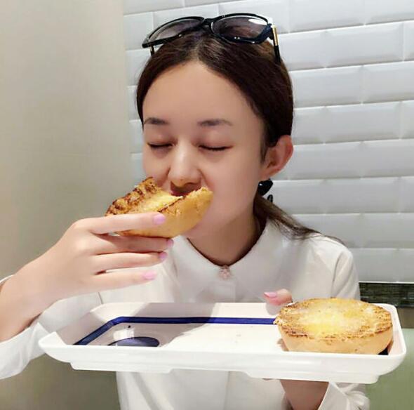 看赵丽颖这架势,应该是在真吃,她才是真正的吃货,有一张啃鸡爪的照片