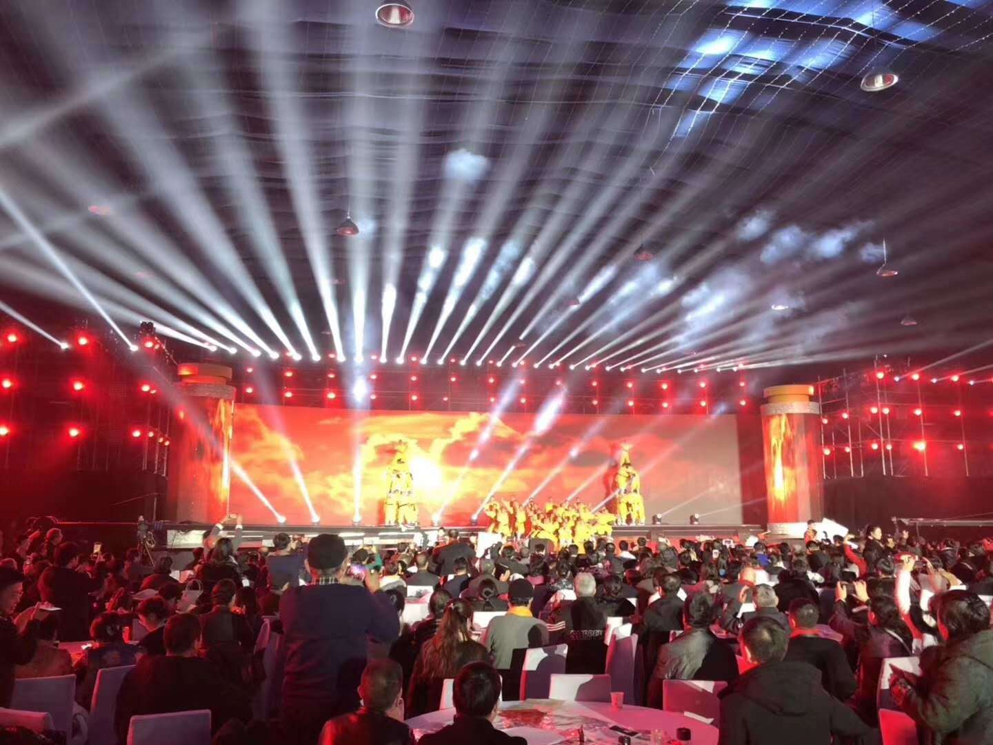 董廷超在泼墨中华情CETV2019 书画春晚舞台