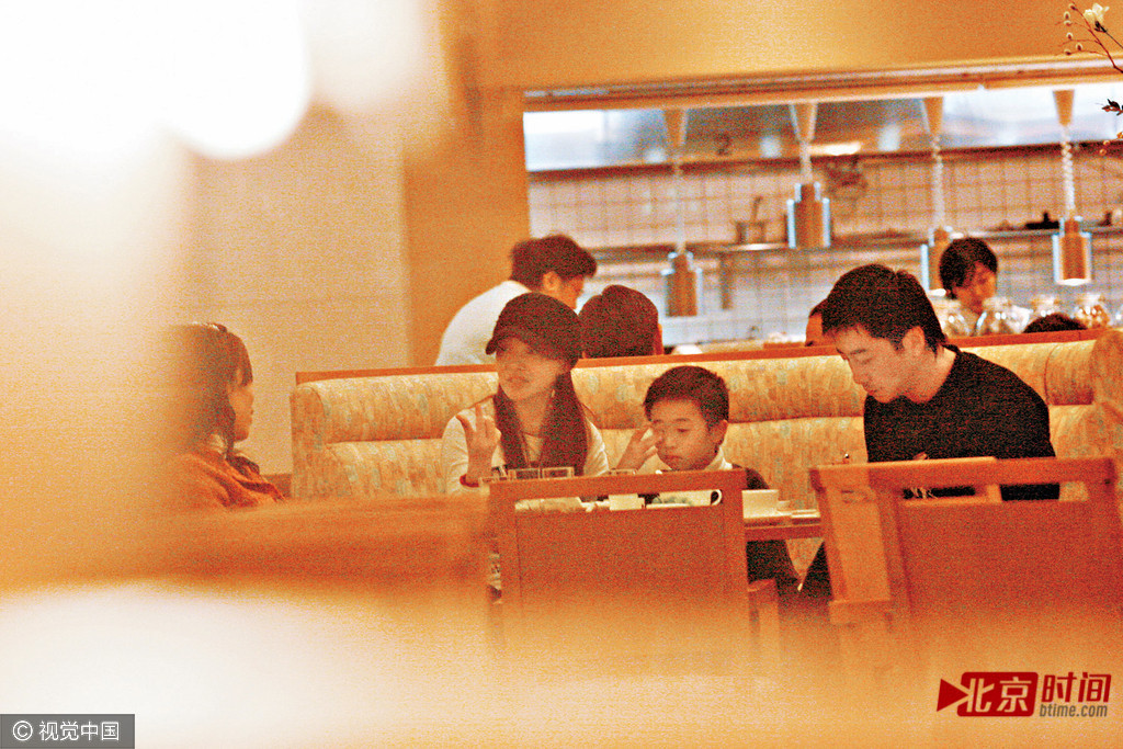 『伊能静否认离婚弃子夺房：净身出户 分文未取』2009年3月20日，伊能静、庾澄庆先后发表离婚声明，但未涉及儿子抚养权和财产分割问题。有爆料称伊能静无条件放弃儿子的抚养权，要求保留名下由哈林购买的价值1450万人民币的房产。此传言遭到伊能静的否认。