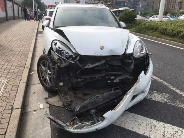长沙岳麓大道一公交突然失控致8车追尾 一辆保时捷卡宴基本报废 长沙岳麓大道一公交突然失控致8车追尾 一辆保时捷卡宴基本报废