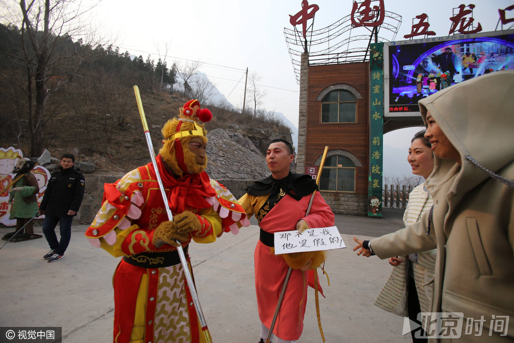 这也让有些人从中看到商机，来到五龙口进行冒名顶替，拍照赚钱。图：视觉中国