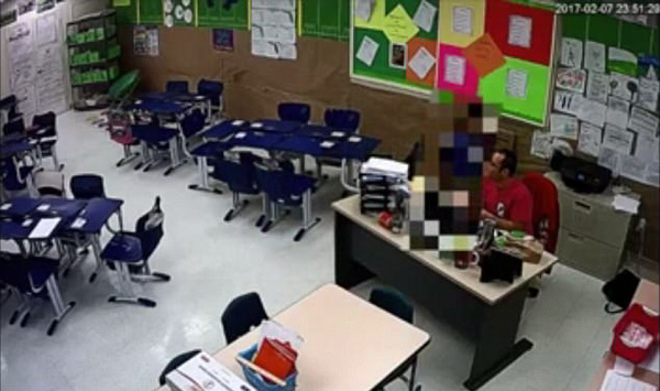 恶劣!男教师用玩偶熊引诱10岁男孩亲其嘴唇 恶劣!男教师用玩偶熊引诱10岁男孩亲其嘴唇