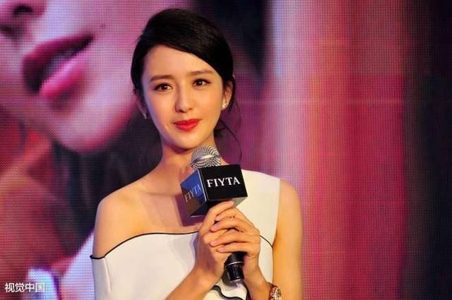 佟丽娅深夜发了张做菜没穿下裤照,网友:不用删