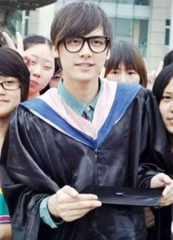 看看当红明星们的毕业照 有的清纯有的竟然这