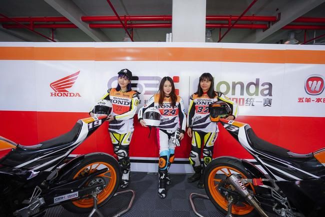 同时,李睿云,陈丹丹,李玥三位美女车手的加盟,也为赛场增添了一道亮丽