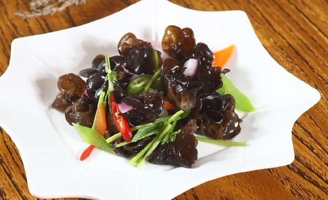 木耳能排毒抗癌防血栓 但食用鲜木耳可能会中