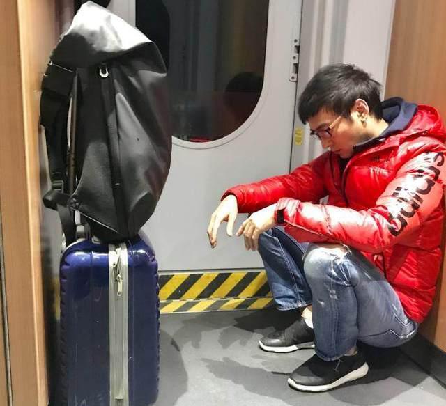 50岁焦恩俊搭高铁无座蹲地辛酸本人回应不辛
