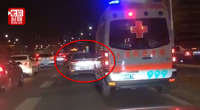 女司机霸占应急车道拒不避让救护车  交警：已处罚