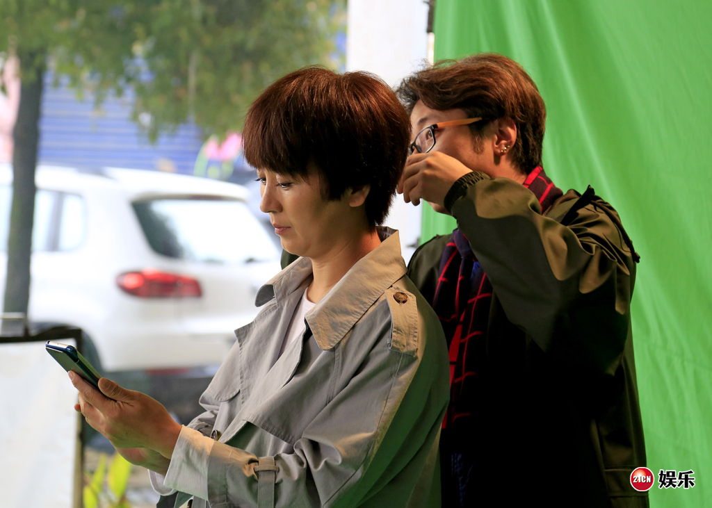 闫学晶为新剧试造型变蘑菇头 认真读剧本镜头前找感觉