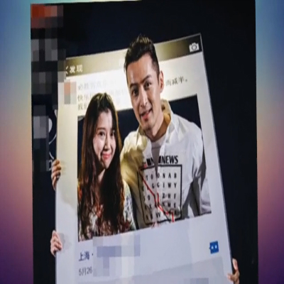 胡歌清爽白衬衫亮相 热拥女粉丝同框合影 胡歌清爽白衬衫亮相 热拥女粉丝同框合影