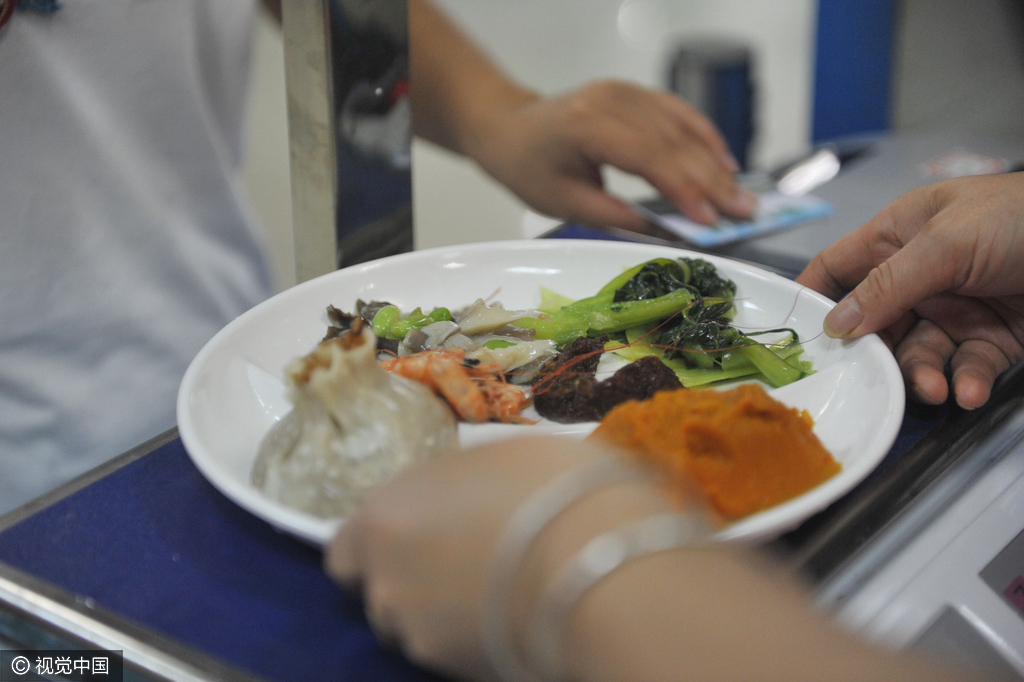 大学食堂出"新花样" 学生自助选菜称重付费