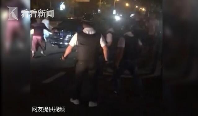 凌晨酒吧多人斗殴 一男子遭数十名保安持刀砍伤 凌晨酒吧多人斗殴 一男子遭数十名保安持刀砍伤