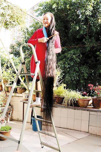 56米女子26年未剪头发已蓄24米:因为老公喜欢