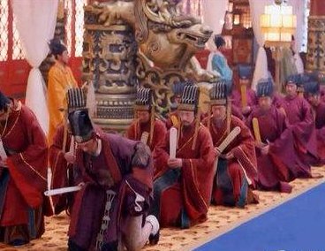 古代官员上朝手里拿的那块小木板是干嘛用的?