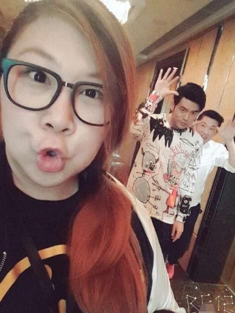 同是明星助理差距大,胡歌把助理宠成公主,关晓彤把助理当丫鬟!