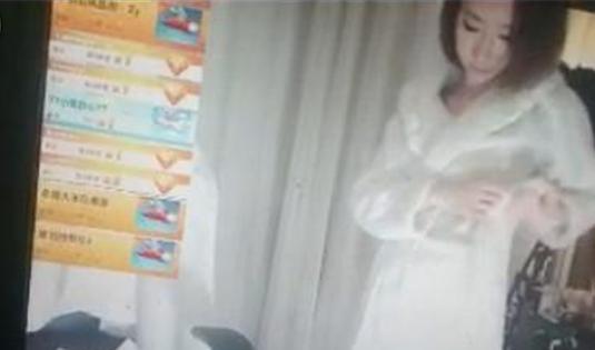 郭mini在脱衣服的过程中，还说道：“王瑞儿尺度大超管都不管”，语气中尽是不满，似乎是对平台管理的一种挑衅与宣泄。而据知情人士透露，郭mini在2015年直播期间，便因跳热舞时露点而导致直播间被关闭，此次再犯不知是否与上次被封有关。