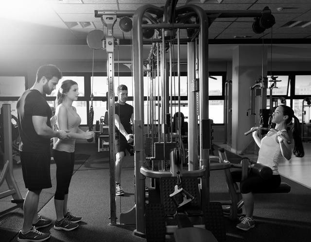 拒绝偷懒,不办健身卡也要坚持健身,1把椅子5个