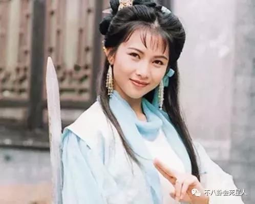 她们都是《白发魔女传》的练霓裳,一个幸福美