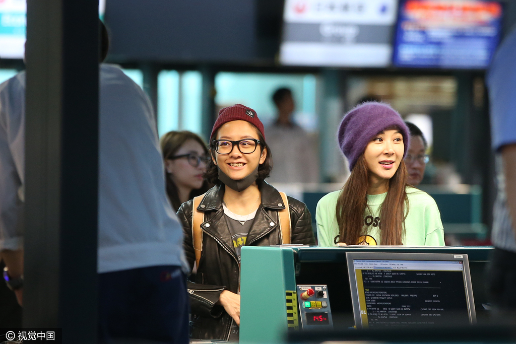 萧蔷与年轻女孩同框，颜值完全不输。