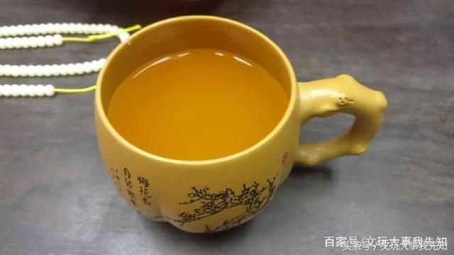 一条30元的手串和一瓶3块钱的饮料结合在一起