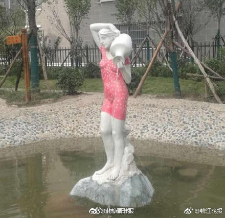 小区内大爷大妈说没穿衣服不文明，还是穿上好看。