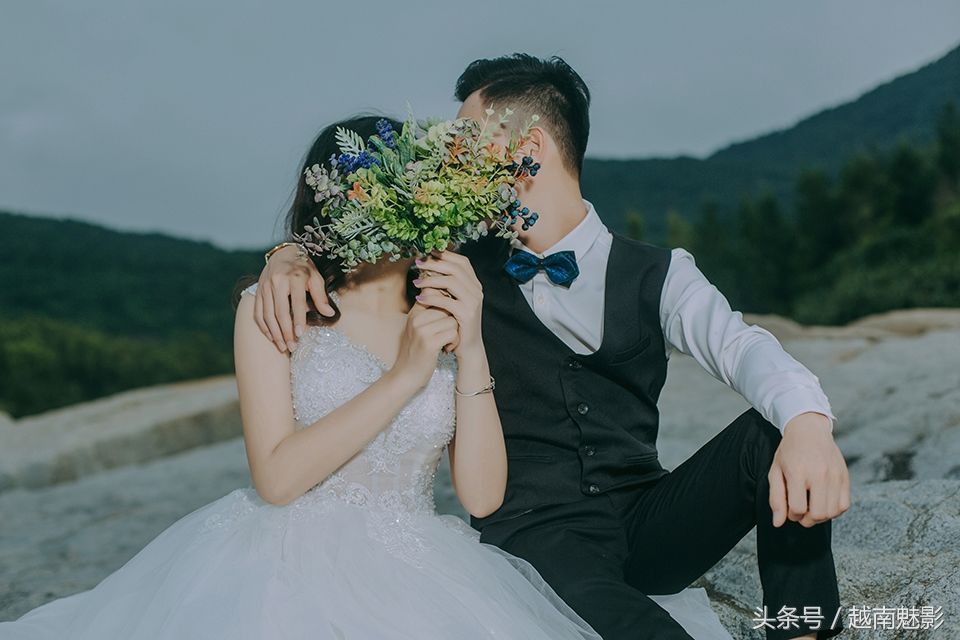 越南情侣在海边,田野拍下婚纱照,新郎身高没有新娘高