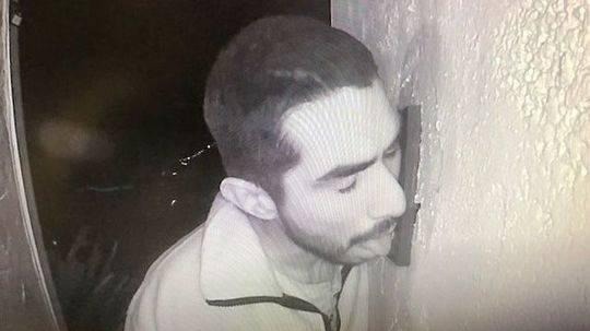 美国一男子夜闯民宅 不偷不抢对着门铃狂舔3小时