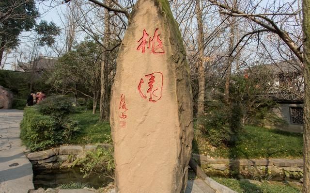 成都武侯祠,桃源雕像被一家三口当椅子坐,网友