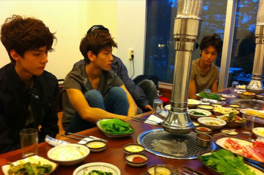 中国游客去韩国玩,临走时请朋友吃烤肉,付款时