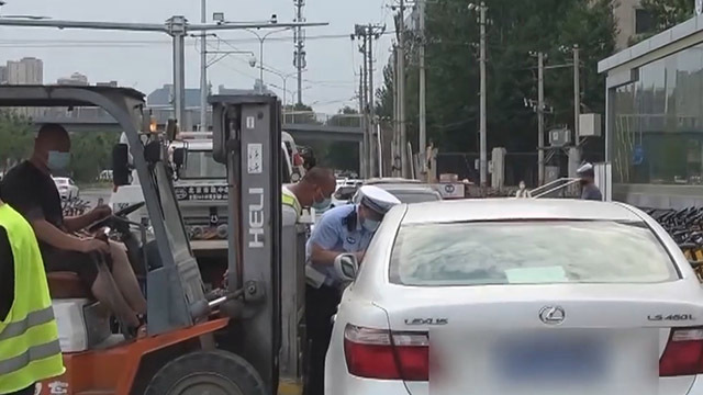 鹰眼执法发现问题车 车辆报废被清拖 鹰眼执法发现问题车 车辆报废被清拖