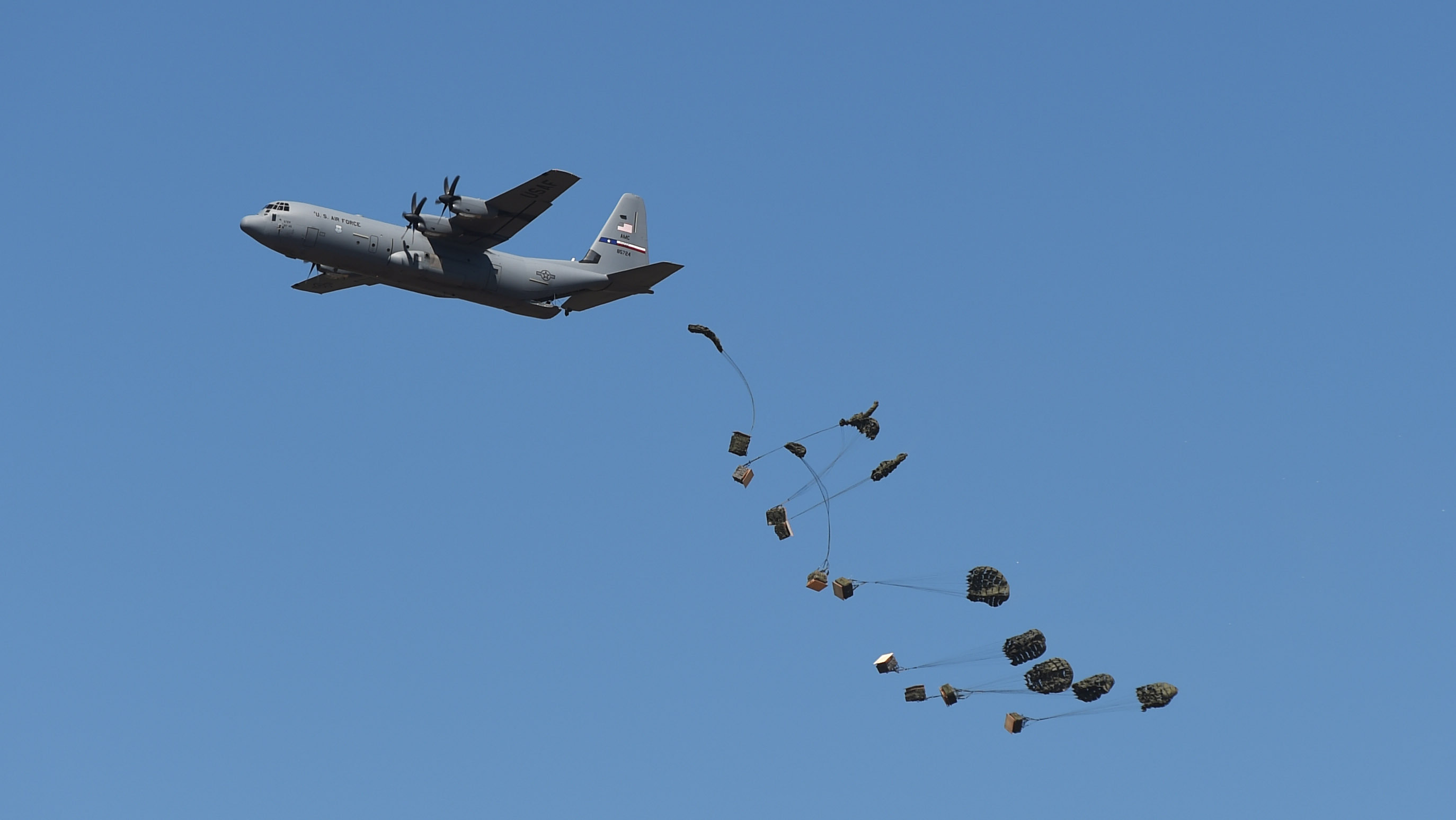 美军在日举行空投演习 降落伞不慎落入工业区