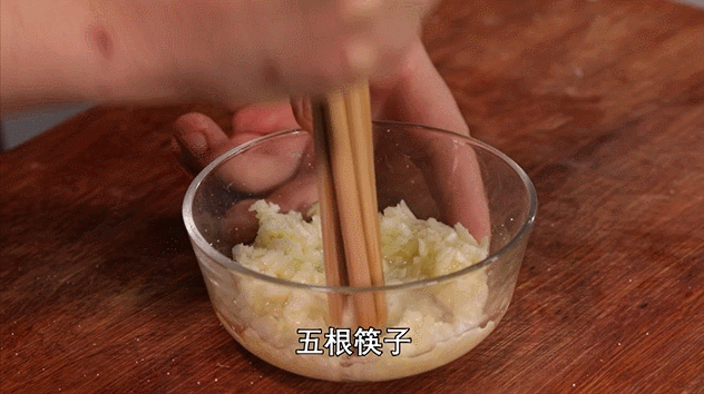 (黑芝麻营养更好)切肉:用筷子扎汆煮的白肉,一扎能带起来证明达到火候