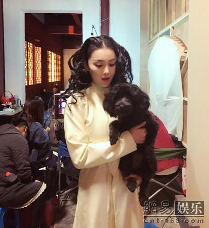 张馨予穿古装散着卷发 抱狗狗笑称 张馨予穿古装散着卷发 抱狗狗笑称