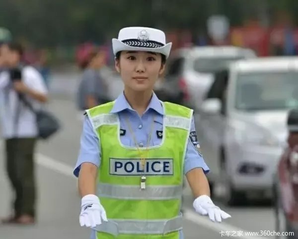 11国女交警拼颜值 看到第8个我吓坏了