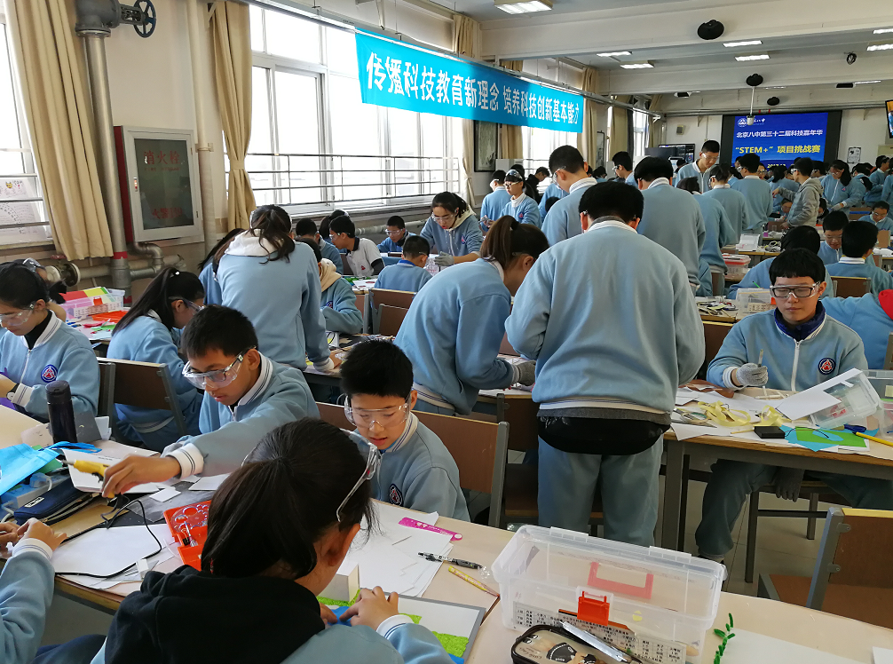 北京八中科技教育有传统、有人才、有高度、有成果,这是一年一度科技节嘉年华活动中同学们进行科技制作。