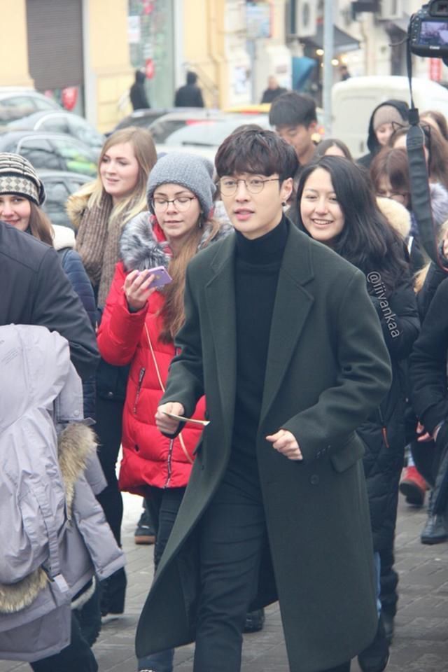 张艺兴戴眼镜后气质大变,网友:讲真,法律应该禁