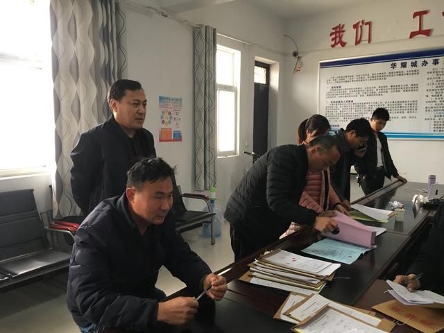 拆迁工作人员周六周日不休息加班加点为拆迁户