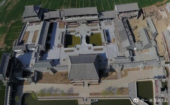 4月17日一早，澎湃新闻实地探访发现，“袁府”仿古建筑成片，四合院内小桥流水，几排大红灯笼高高挂起，此外，“袁府”内部还有影壁墙、人工湖等。曲周县桂昌敬老院有限公司崔姓工作人员说，这就是个高档敬老院，目前，公司的项目尚未对外定价，需要工程全部完工以后向曲周县物价局申请定价。至于整个建筑群有多少房间可用于养老，其表示并不清楚。