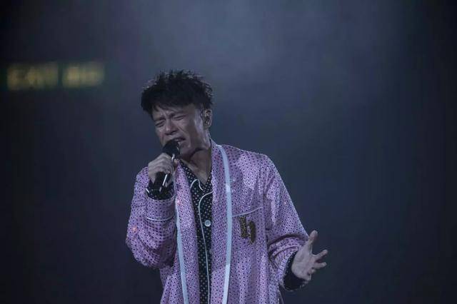李克勤30周年演唱会尾场唱到12点,不舍红馆舞台落泪 李克勤30周年演唱会尾场唱到12点,不舍红馆舞台落泪