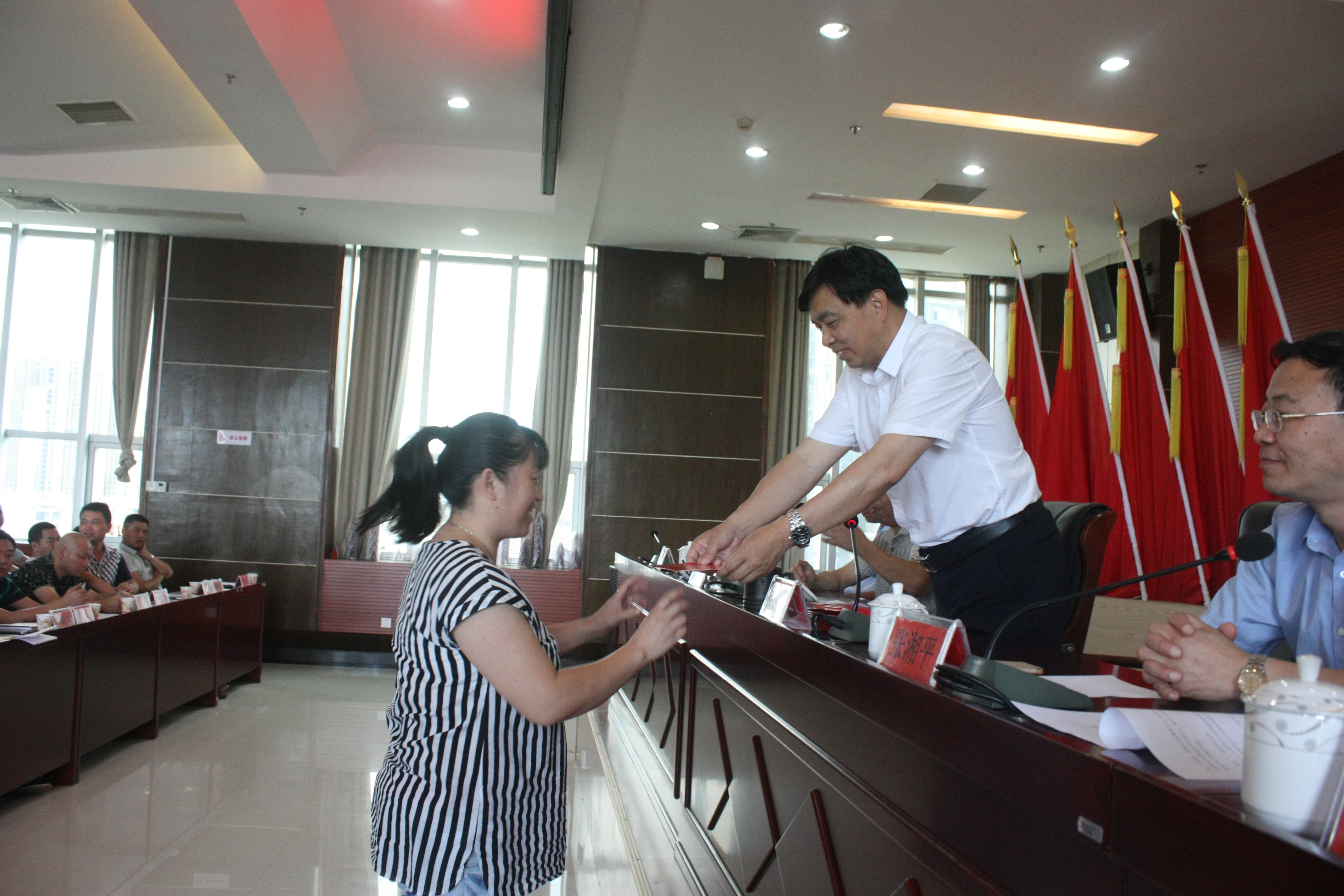 局长谢万春给获奖单位颁奖