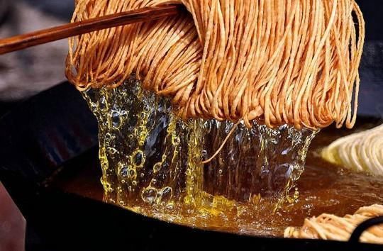 农村赶集遇美女卖炸面条,炸好的面条盘成辫子