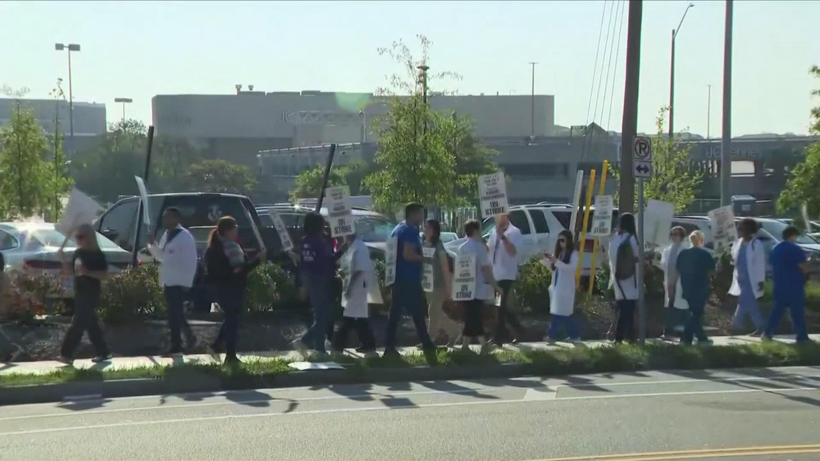 劳资谈判破裂 美医疗系统最大罢工上演