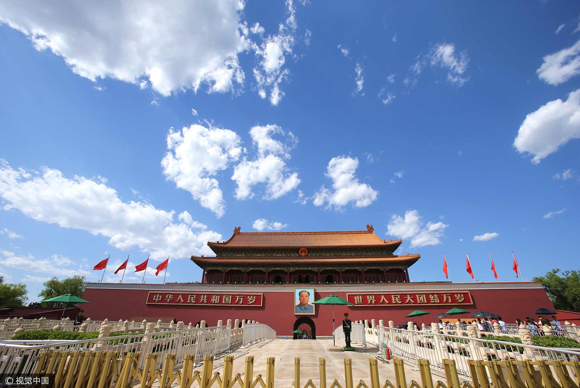 2017年5月14日,“一带一路”国际合作高峰论坛在北京召开。当日风光绮丽,蓝天白云迎接客人的到来。