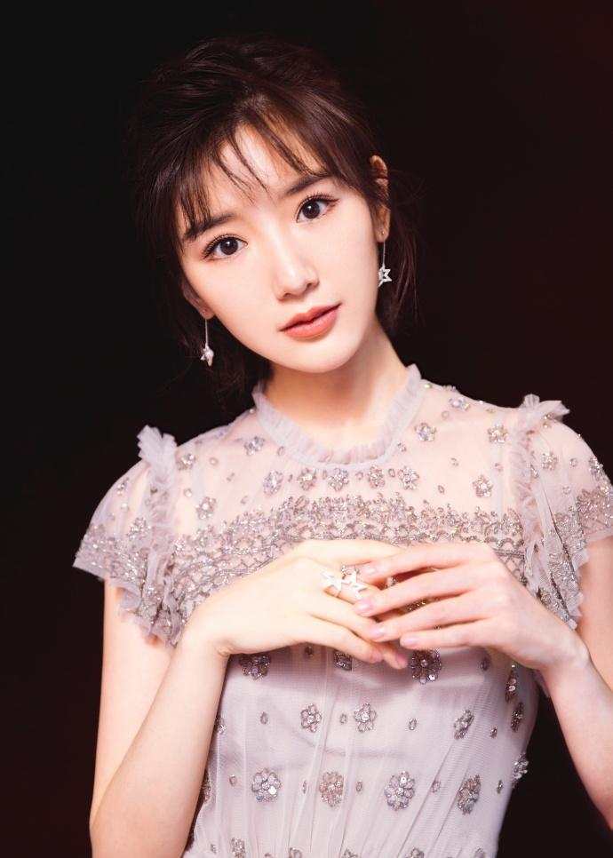 29岁毛晓彤跟蓝盈盈撞衫, 网友: 网红跟女神的