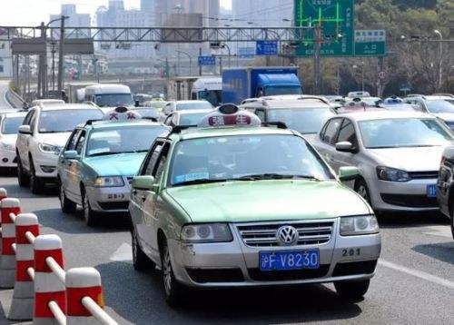 出租司机夜间加价不打表 女乘客据理力争被撵下车