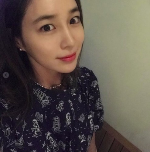 女神老公也出轨 自拍被指表情单调