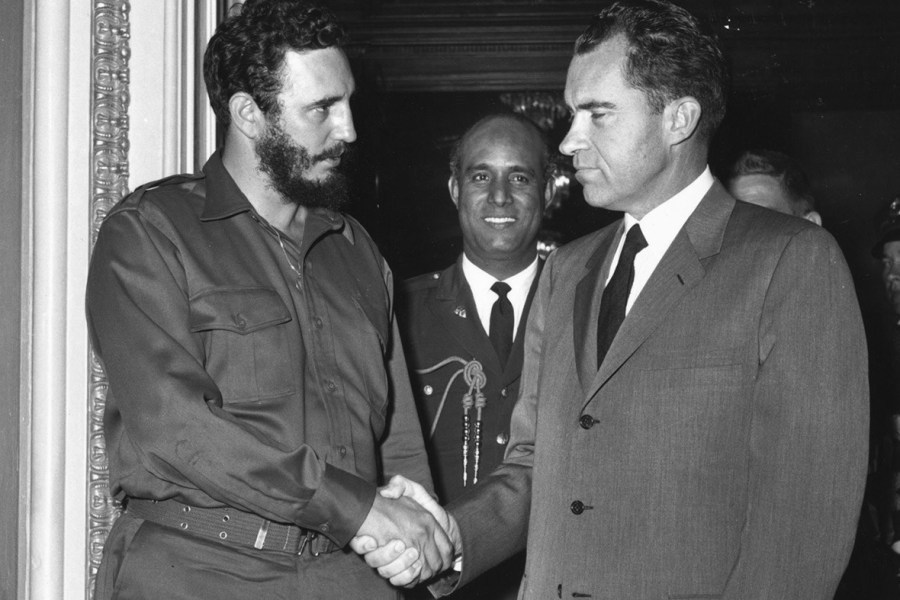 1959年4月21日,卡斯特罗访问美国与时任美国副总统的尼克松握手。