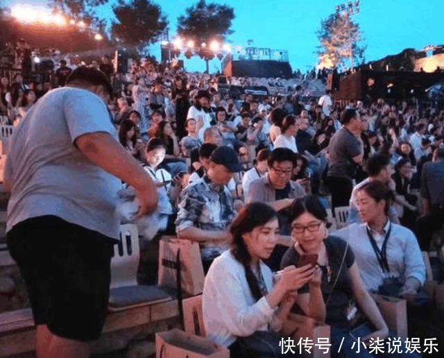 崔永元为《邪不压正》站台,一分钟讲话被打断