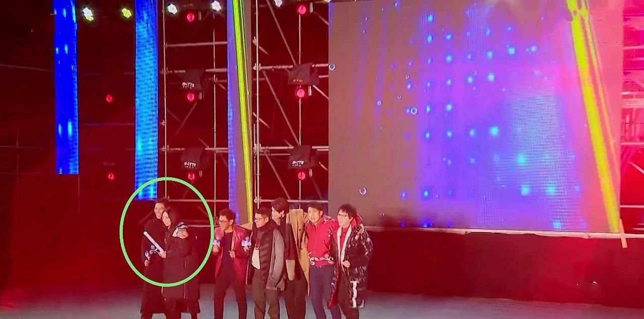 向佐抱郭碧婷被拍到,趁她唱歌时大声表白,郭爸